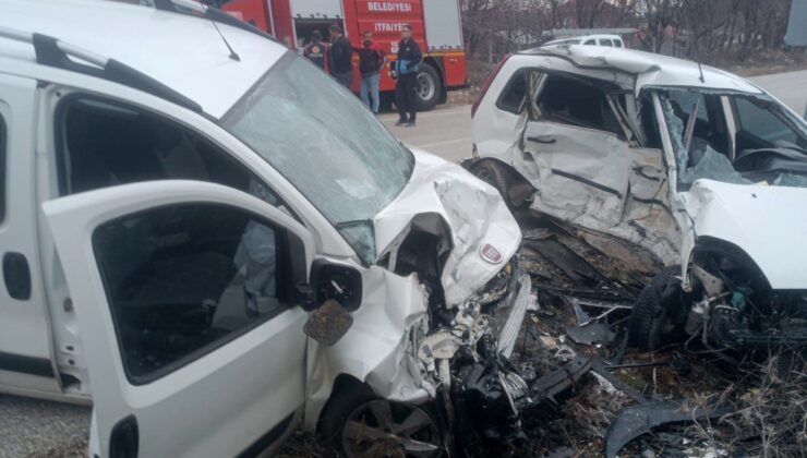 Isparta’da hafif ticari araçla çarpışan otomobilin sürücüsü hayatını kaybetti