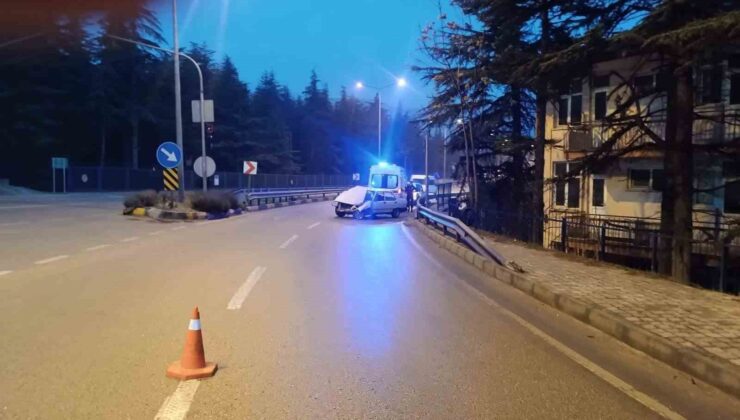 Isparta’da yoğun sis ve buzlanma nedeniyle kontrolden çıkan otomobil bariyerlere çarptı: 2 yaralı