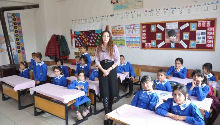 Kahramanmaraş’ta bir okul mavi önlüğe geri döndü