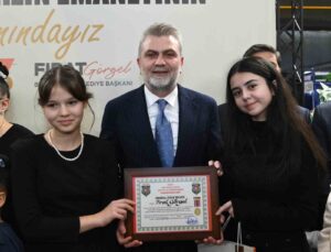 Kahramanmaraş’ta şehit çocuklarının karne sevincine ortak olundu