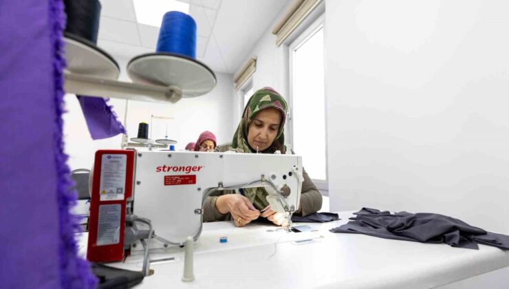 Mersin’de dikiş kursuna katılan kadınlar hem sosyalleşiyor, hem üretiyor