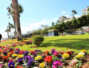 Mersin’de kentin dört bir yanı rengarenk çiçeklerle donatılıyor