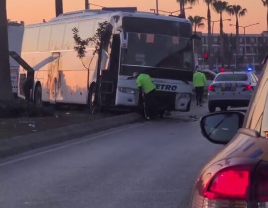 Metro Turizm yolcu otobüsü otomobil ile çarpışıp refüje çıktı