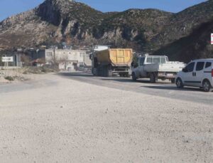 Mikserlerden yola dökülen beton muhtarı kızdırdı