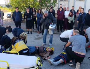 Motosiklet ile otomobil çarpıştı, 2 genç kız ağır yaralandı