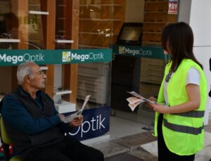 Öğrenciler dağıttıkları broşürlerle sigara izmariti kirliliğine dikkat çekti