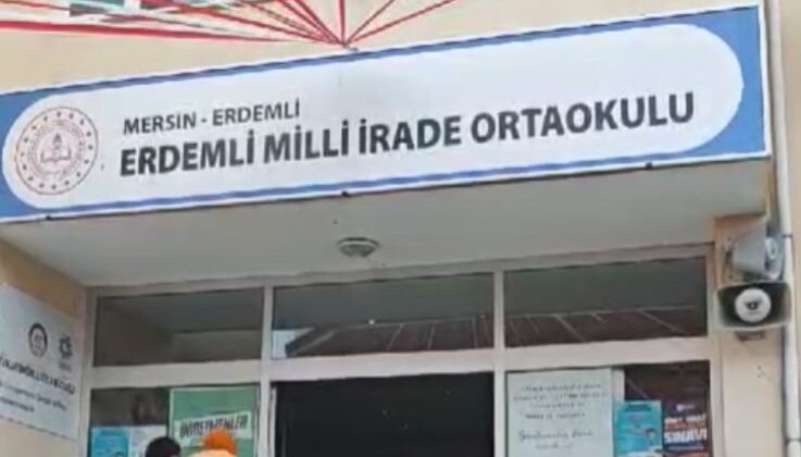 Öğrenciler okulda Ferdi Tayfur şarkısıyla karşılandı