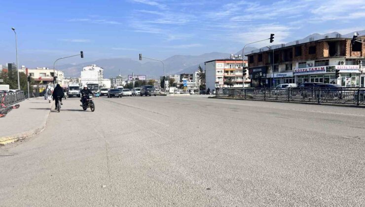 Otomobil, altına aldığı motosiklet sürücüsünü ezdi: O anlar kamerada