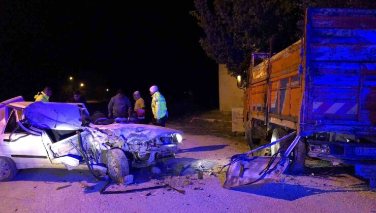 Park halindeki kamyona çarpıp hurdaya dönen otomobilde yaralanan sürücüyü itfaiye kurtardı