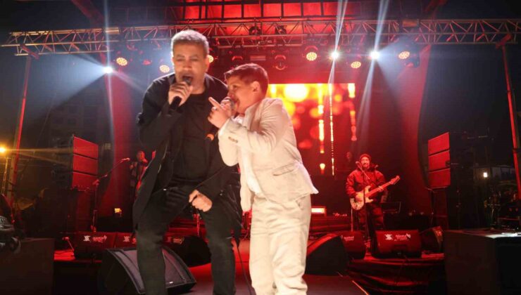 Şarkıcıları aratmayan performansıyla herkesi hayran bırakan Ahmet’in Haluk Levent’le aynı sahneyi paylaşma hayali gerçek oldu