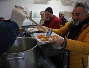 Sokakta kalan evsizleri Büyükşehir kucakladı