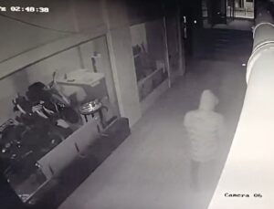 Soygun planı cam engeline takıldı, o anlar kameralara anbean yansıdı