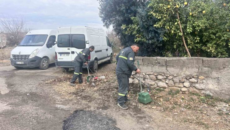 Temizlik işçileri ellerinde süpürgeleriyle sosyal medya akımına ayak uydurdu