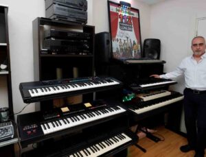 40 yıllık müzik aşkını, nostaljik müzik klavyeleri ile taçlandırdı