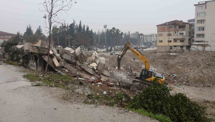 5 katlı binanın yıkımında iş makinesinin enkaz altında kalmaktan kurtulduğu anlar kamerada