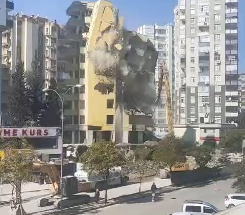 Adana’da ağır hasarlı bina kontrollü yıkıldı
