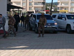 Adana’da balkondan ateş edip kendini eve kilitleyen polisi emniyet müdürü ikna etti