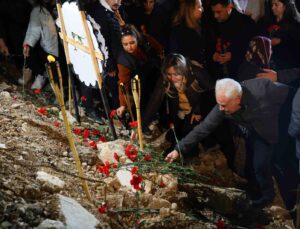Adana’da depremde hayatını kaybedenler gözyaşlarıyla anıldı