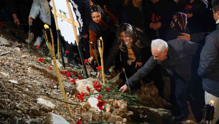 Adana’da depremde hayatını kaybedenler gözyaşlarıyla anıldı