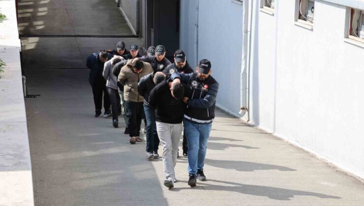 Adana’da suçüstü yakalanan 4 torbacı tutuklandı