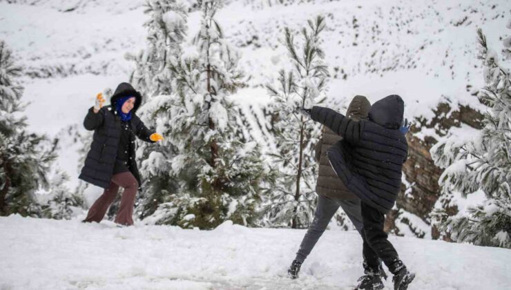 Adana’nın yüksek kesimlerine kar yağdı, çocuklar doyasıya eğlendi