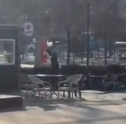 Afşin’de kavgaya sebep olan kadın bayrağı kesmeye çalışmış