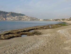 Alanya’da deniz suyu 7-8 metre çekildi