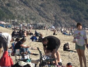 Alanya’da sıcaklıklar 20 derecenin üzerine çıktı, plajlar doldu