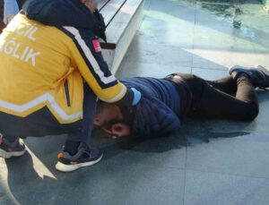 Alkol alıp betonda sızan adamı uyandırmak kolay olmadı