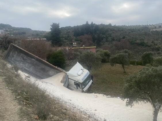 Antakya’da çakıl yüklü kamyon zeytin bahçesine uçtu