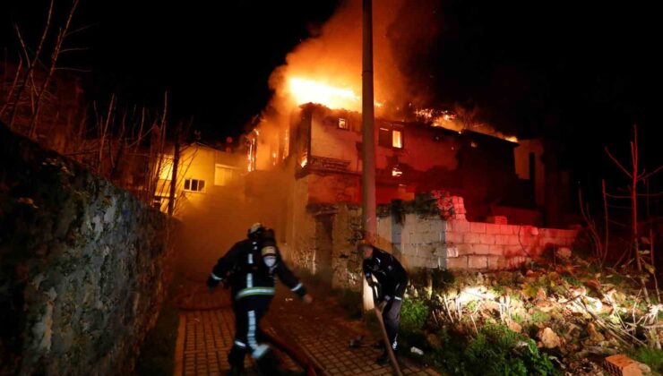 Antalya’da 150 yıllık tarihi ev alev alev yandı, mahalleli sokağa döküldü