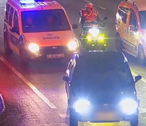 Antalya’da düz kontak yöntemiyle çalınan aracın Isparta’da yakalanma anı kamerada