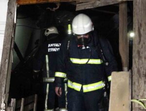 Antalya’da gecekonduda çıkan yangın korkuttu