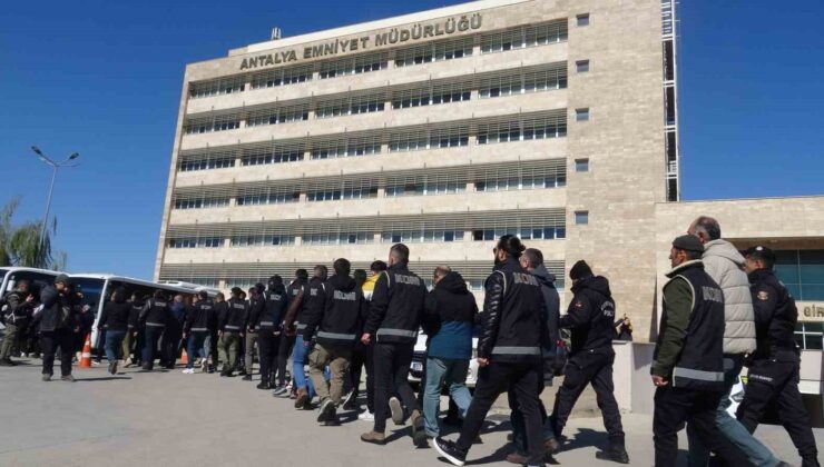 Antalya’da ‘KISKAÇ-40’ operasyonunda yakalanan 77 kişi adliyeye sevk edildi