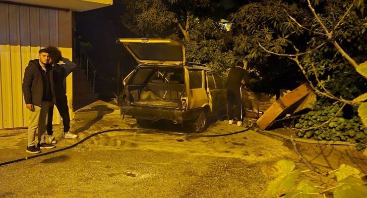 Antalya’da park halinde alev alan Tofaş hurdaya döndü