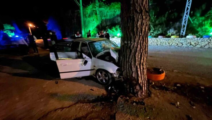 Antalya’da virajı alamayan otomobil ağaca çarptı: 1 ölü, 3 yaralı