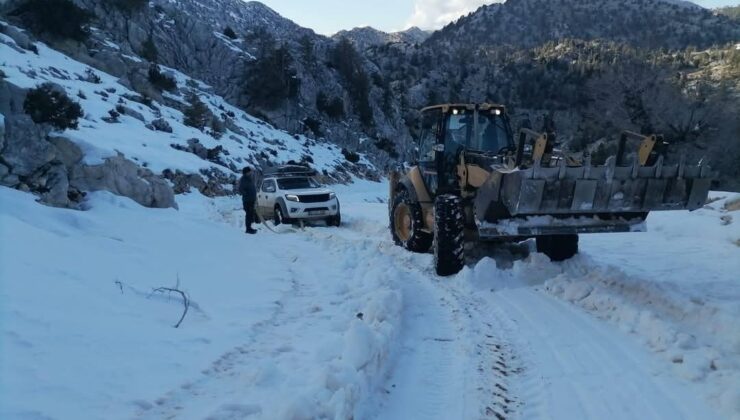 Antalya’da yayla dönüşü araçlarıyla yolda mahsur kalan 3 kişi kurtarıldı