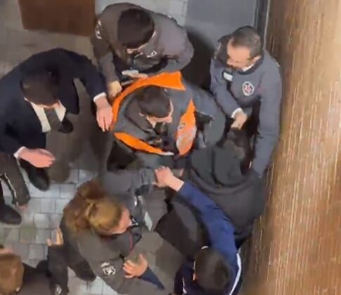 AVM’de bıçaklı kavga