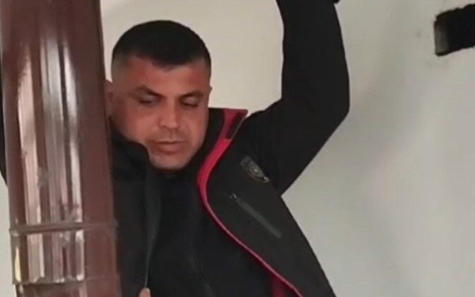 Bacaya düşen yavru köpek, itfaiye ekiplerince soba borusu sökülerek kurtarıldı