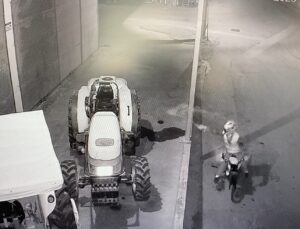 Benzinle traktörü yakarken kendini de yaktı