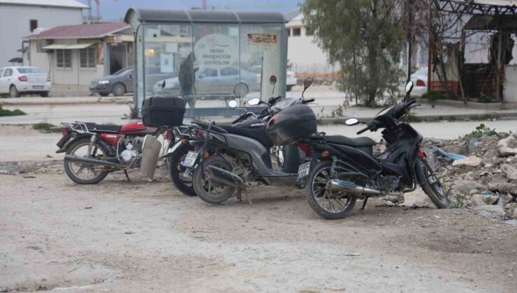 Biri gözcülük yaptı, diğeri motoru çaldı: O anlar kamerada