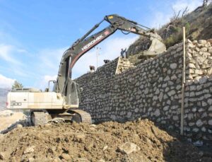 Büyükşehir heyelan yaşanan yollarda duvar örüyor