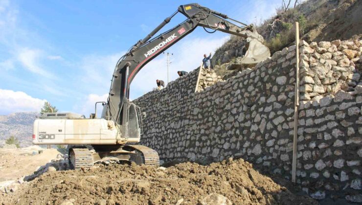 Büyükşehir heyelan yaşanan yollarda duvar örüyor