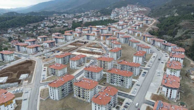 Cumhuriyet tarihinin en büyük inşa çalışmasının yürütüldüğü Hatay’da afetzede vatandaşların sıcak yuva heyecanı sürüyor