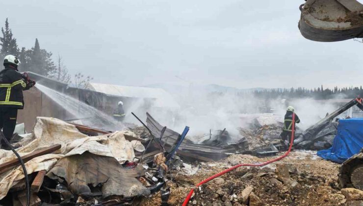 Depo olarak kullanılan konteynerler alevlere teslim oldu