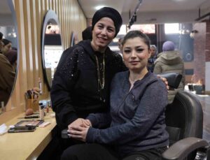 Depremde 4 çalışanını ve dükkanını kaybetti, pes etmeyip yeni iş yerini açtı