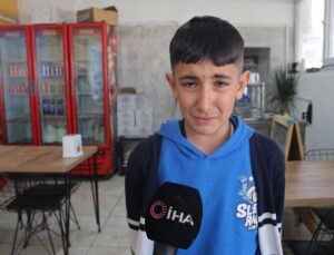 Depremde babasını kaybeden 10 yaşındaki çocuk, ağlayarak annesine sarıldı