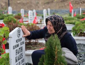 Depremde gelini ve 3 torununu kaybeden Atrak Kaleş: “1 yıllık bina 3 saniyede çöker mi?”