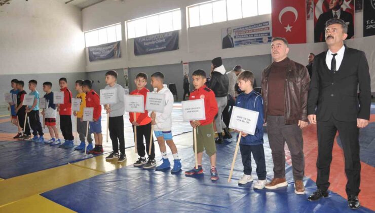 Depremde hayatını kaybeden sporcuların ansına güreş turnuvası
