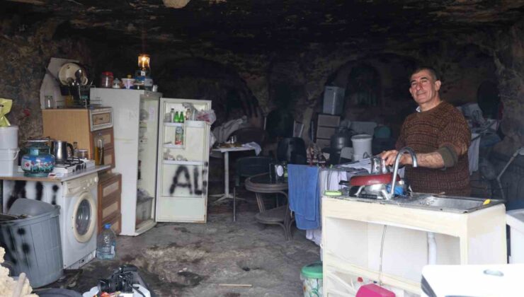 Depremin ardından mağarada huzur bulan adam 2 yıldır yaşamını mağarada sürdürüyor